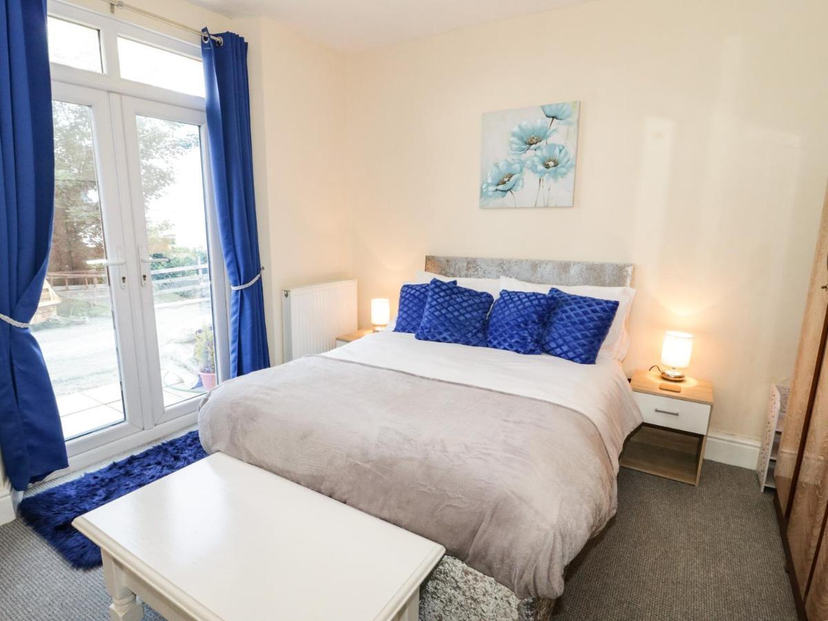 Llys Madoc, Basement Apartment Penmaen-mawr Esterno foto