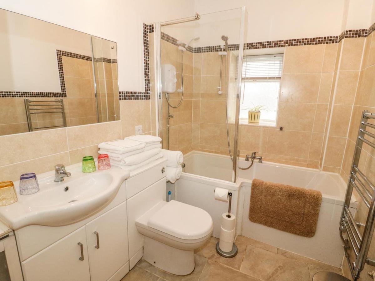 Llys Madoc, Basement Apartment Penmaen-mawr Esterno foto